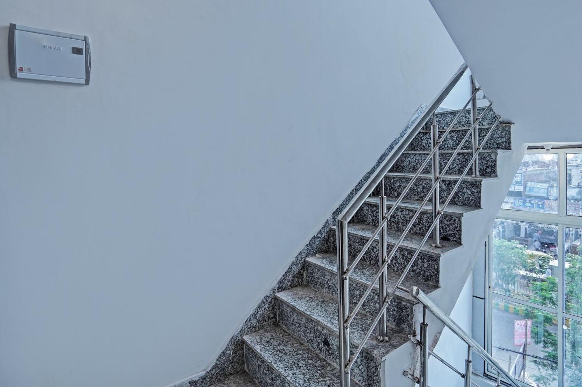 Oyo Flagship Evergreen Tower Hotel Ghaziabad Dış mekan fotoğraf