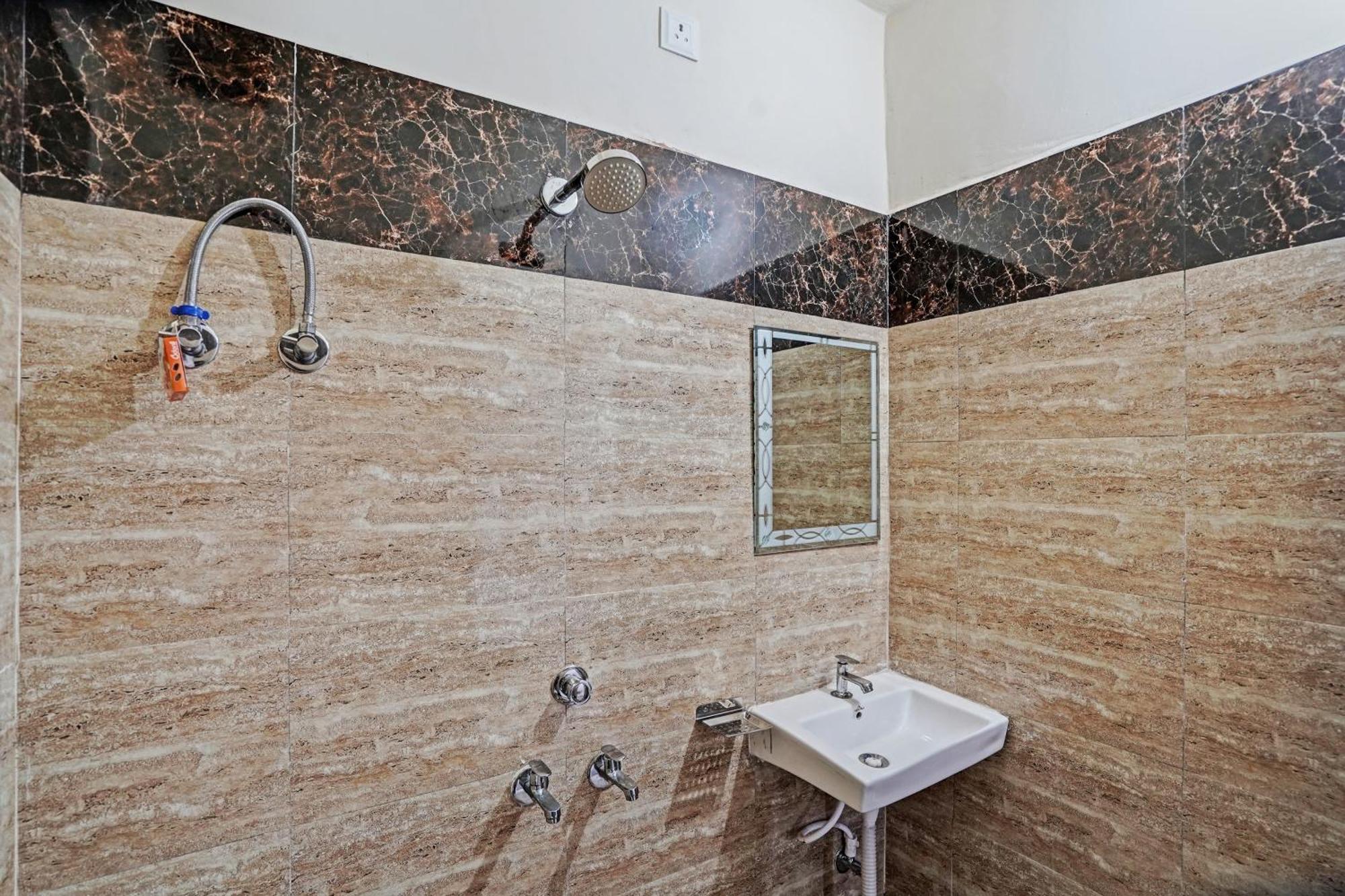 Oyo Flagship Evergreen Tower Hotel Ghaziabad Dış mekan fotoğraf